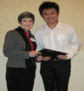 Cibyl Ronen presents award to Xiaoyu Su